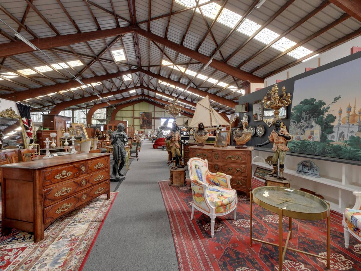 1,800 m² to hunt through, every style and era