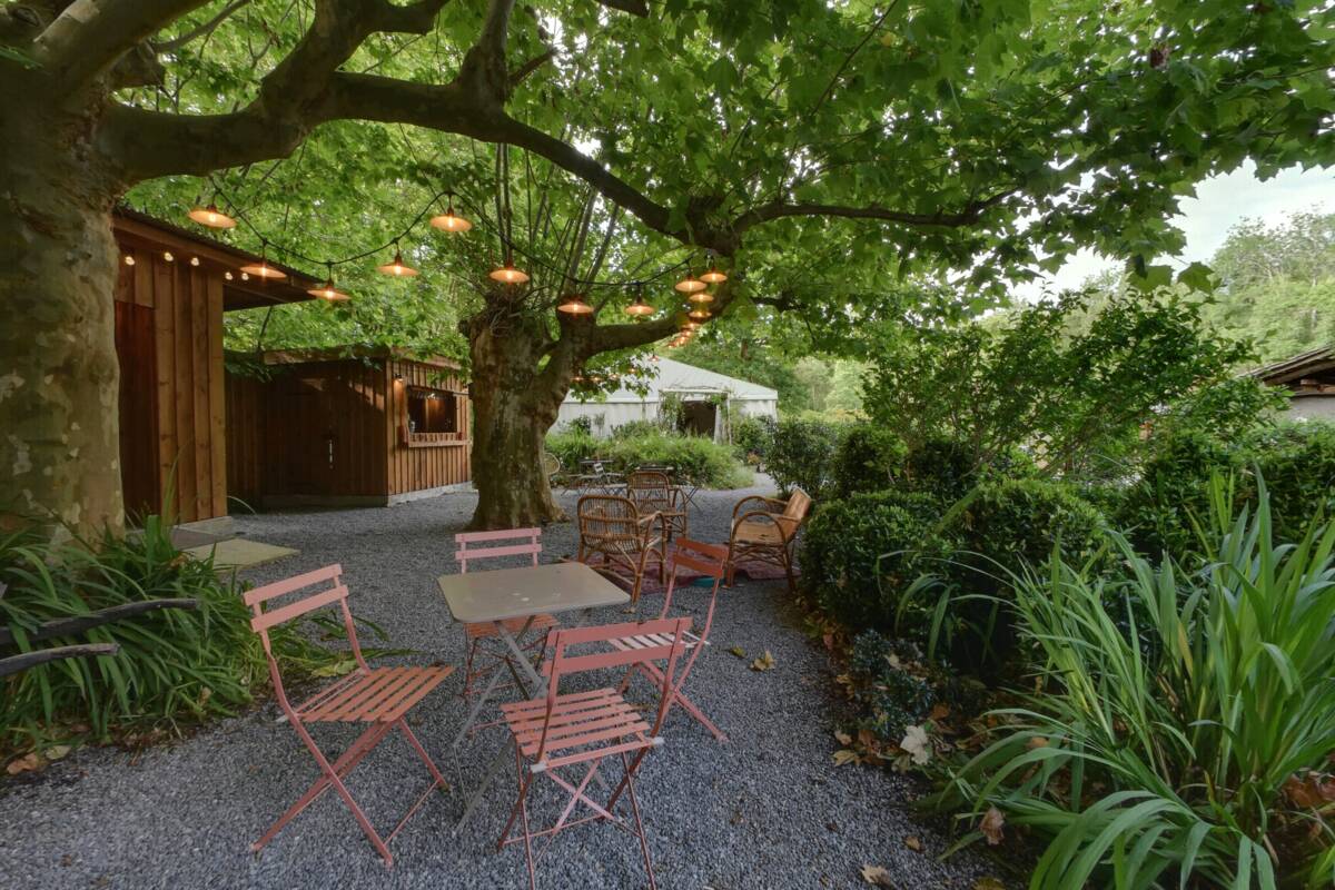 Guinguette-zone en feesttent voor recepties