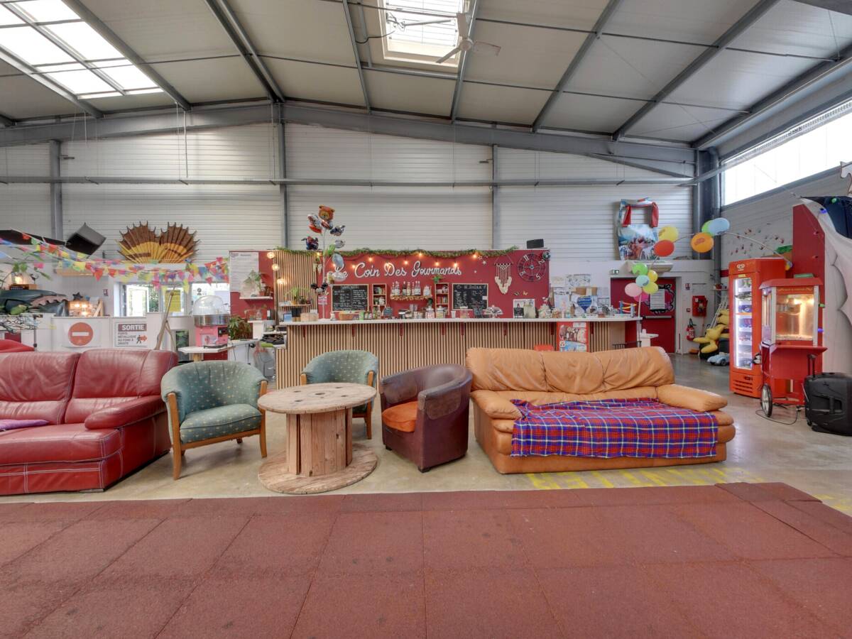 Onthaal, catering en verjaardagszone van het speelpark