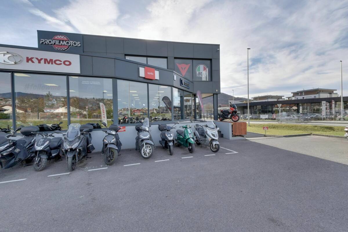 Front of Profil Motos in Vétraz-Monthoux with scooters on display