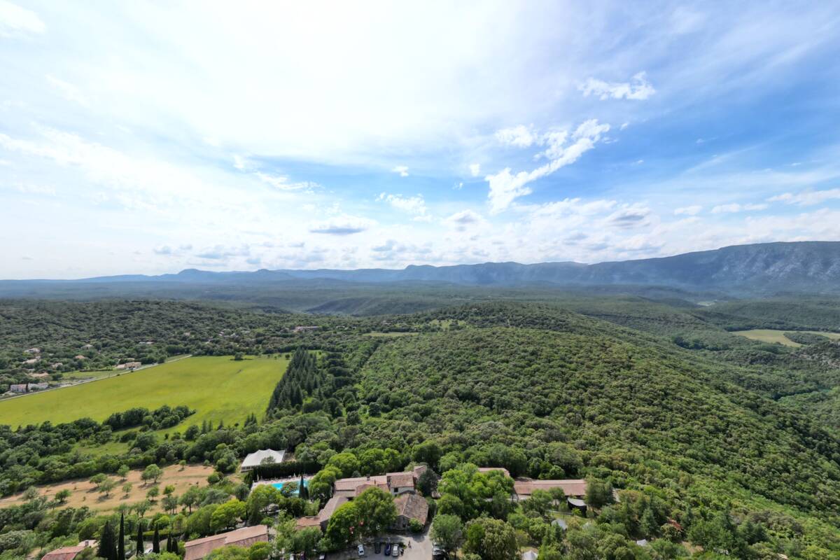Terrasses extérieures du domaine en pleine nature