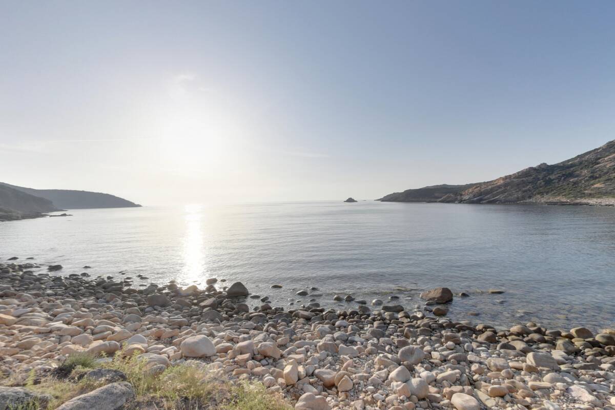 Vue sur la plage depuis le haut, à U Nichjaretu près de Calvi