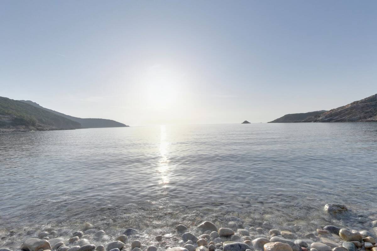 La plage en contrebas de U Nichjaretu, près de Calvi