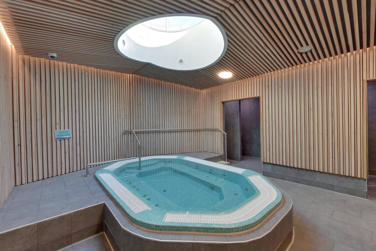 Zone jacuzzi de la piscine aqualudique du Stade à Chambéry