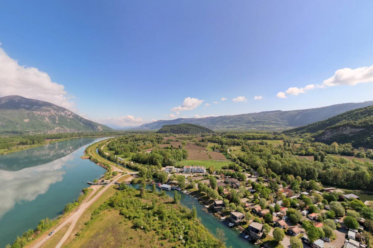 Le village de Chanaz, à deux pas du Shana Hôtel