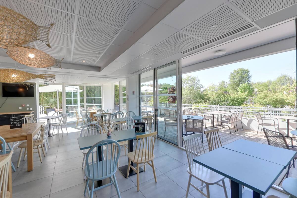 Salle du petit-déjeuner et bar du Shana Hôtel à Chanaz