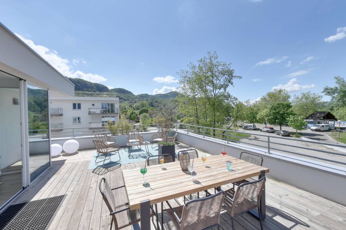 Terrasse panoramique de l'appartement du Shana Hôtel à Chanaz