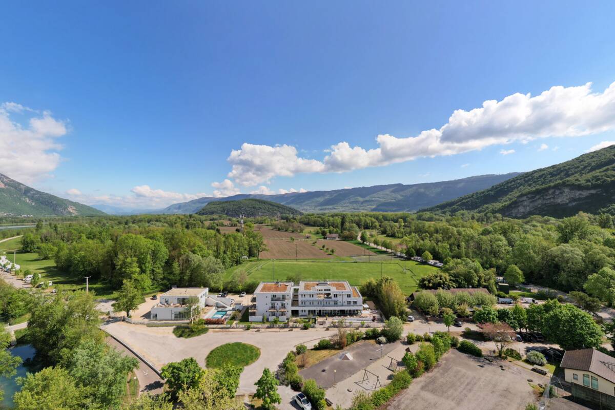Façade du Shana Hôtel & Résidence au port de Chanaz