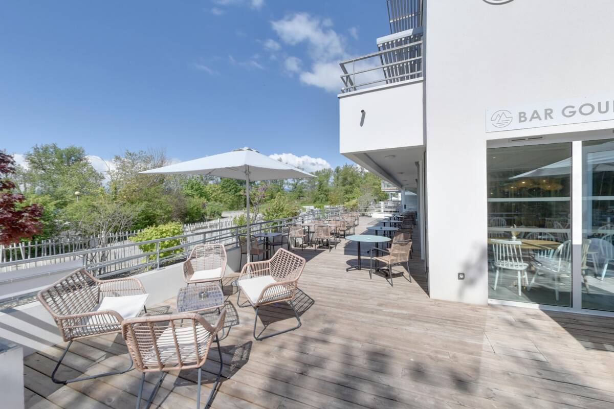 Terrasse du bar du Shana Hôtel à Chanaz