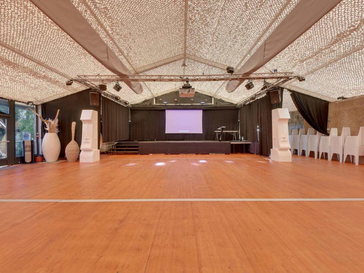 L'Enchantesse, reception hall of the estate