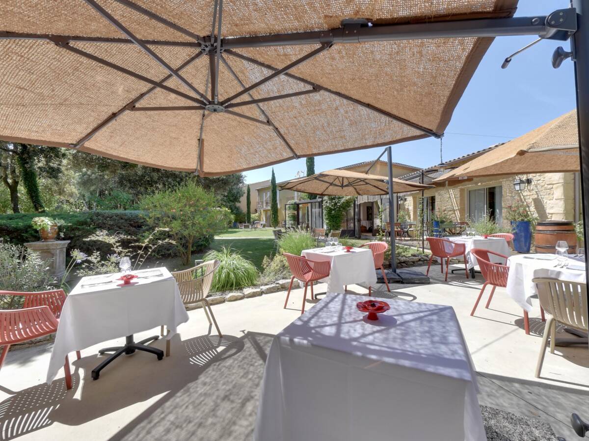 Het schaduwrijke terras van La Bastide de Grignan