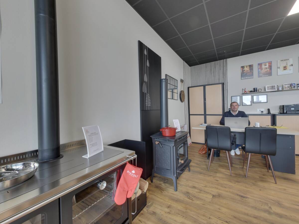 Advice desk of the Brisach Bernay showroom, between a wood cooker and a wood stove