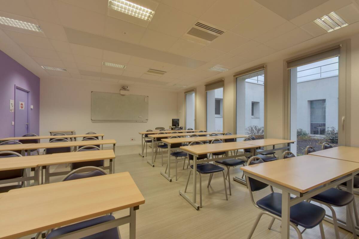Salle de cours de 72 places