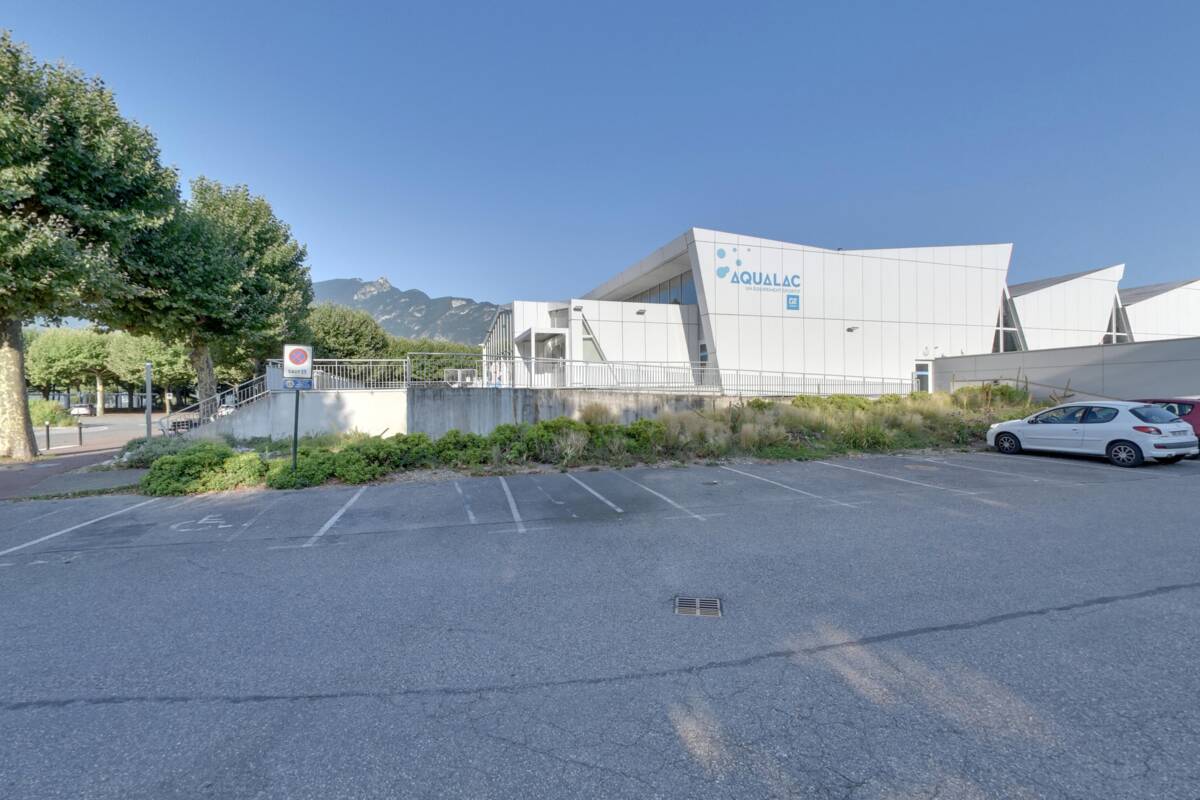 Le parking du centre aquatique Aqualac