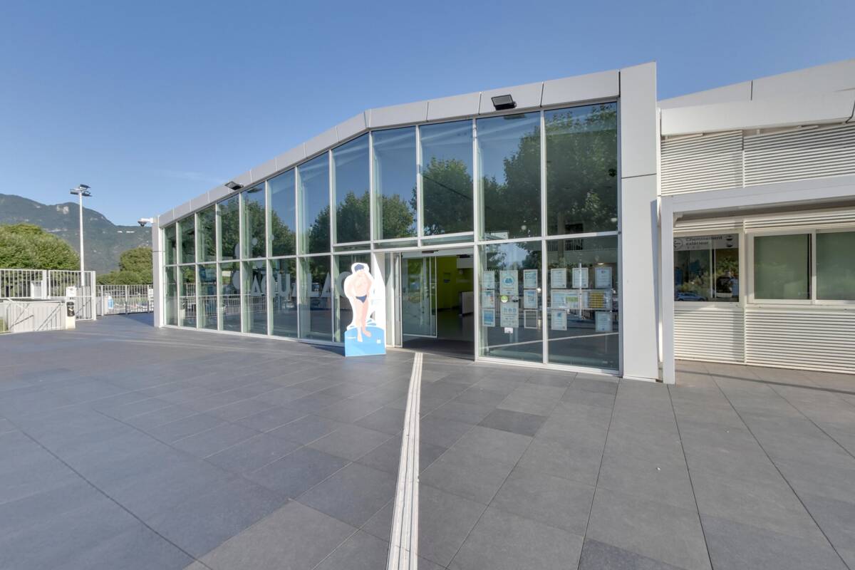 Le parvis d'entrée d'Aqualac à Aix-les-Bains