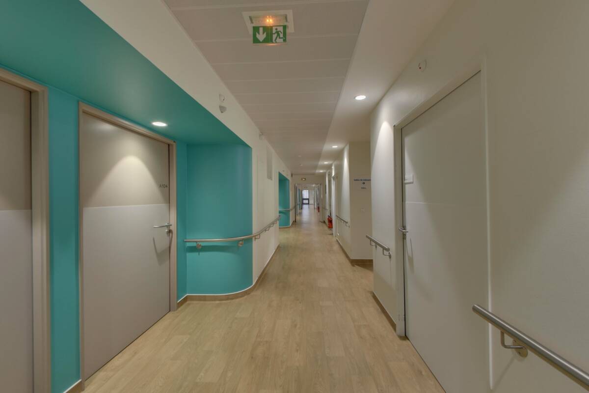 Couloir et espaces de la maternité de la Clinique Rhéna