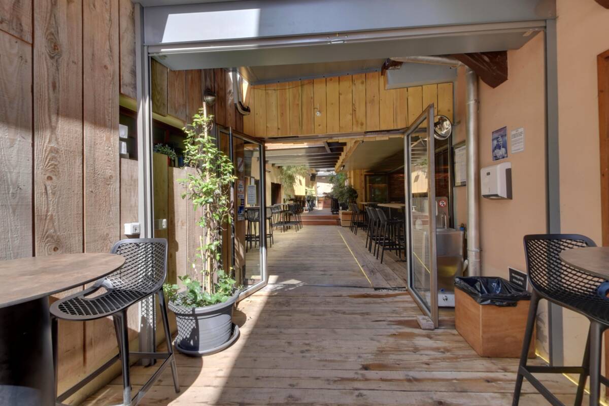 Salle et ambiance du bar à bières