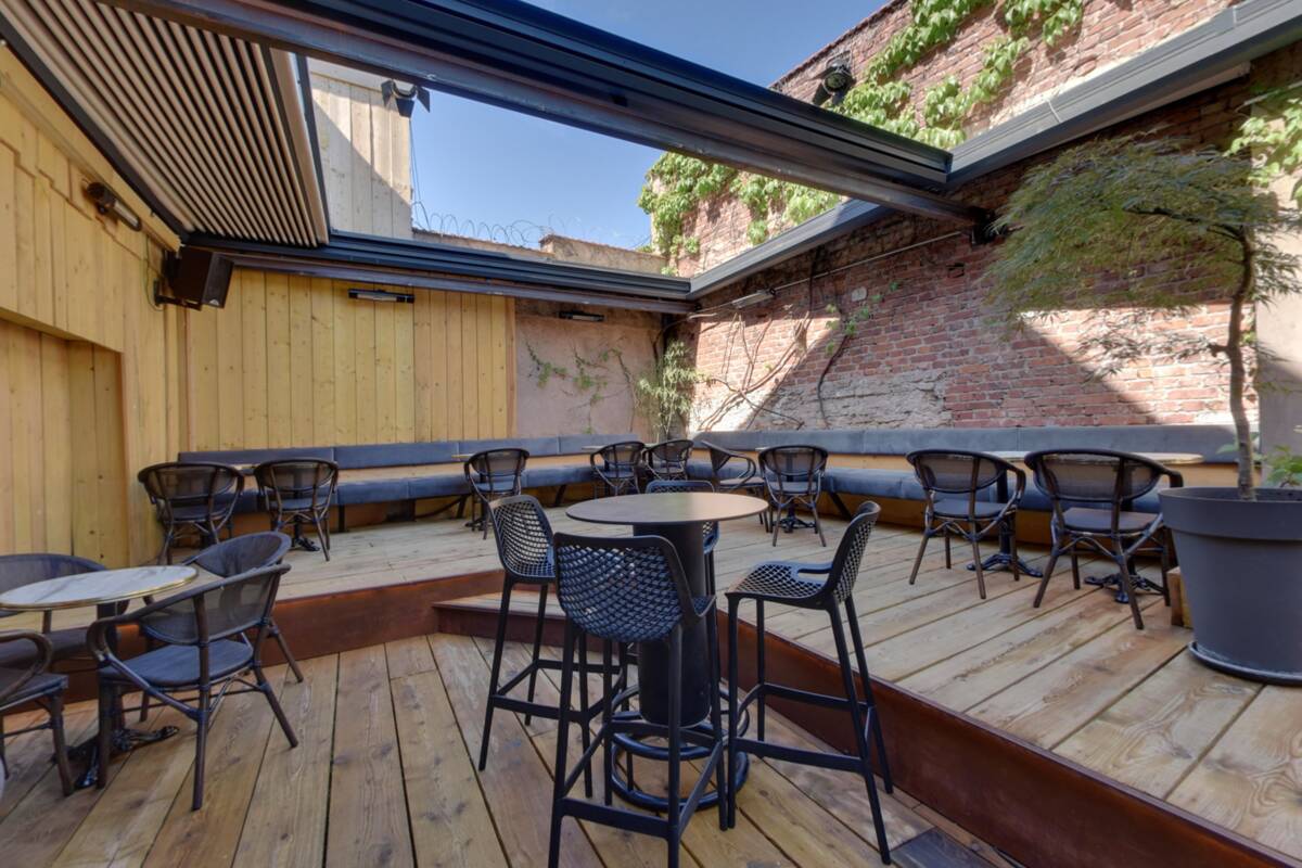 Tables et coin convivial du bar