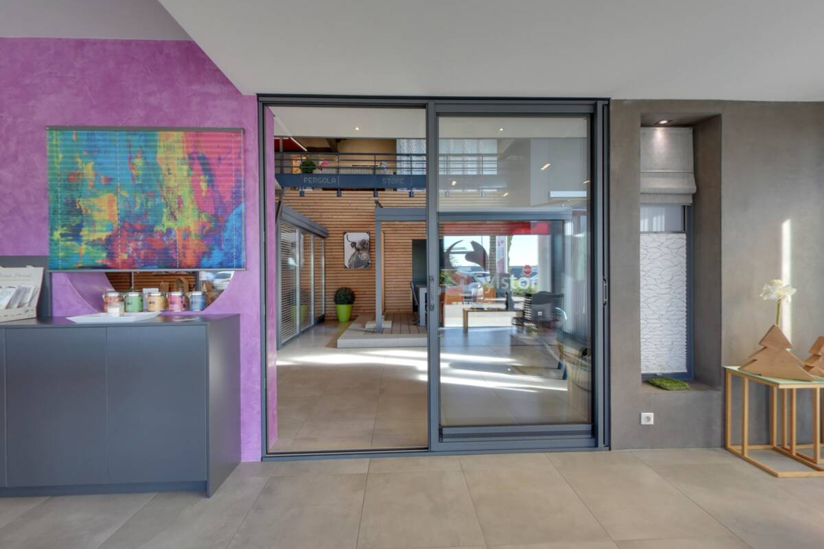 Volets roulants et battants exposés dans le showroom