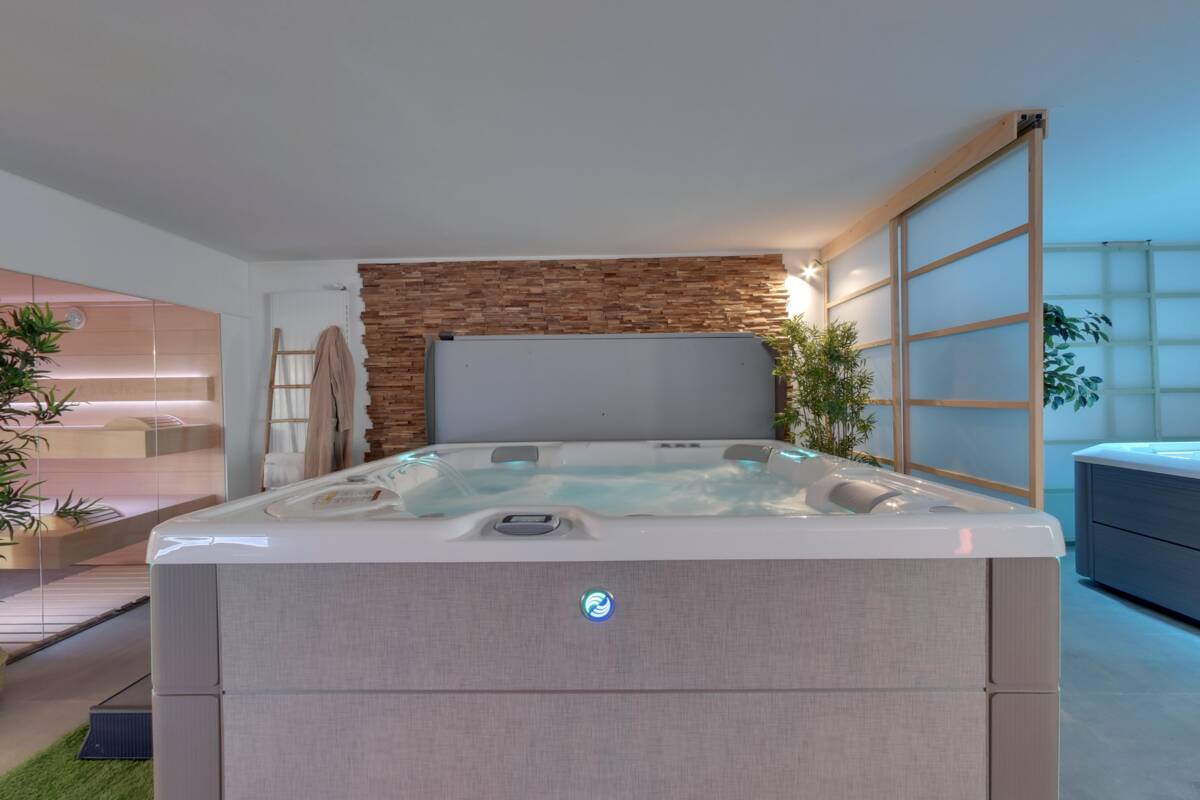 Spas on display in the Piscines & Spas 35 showroom near Rennes