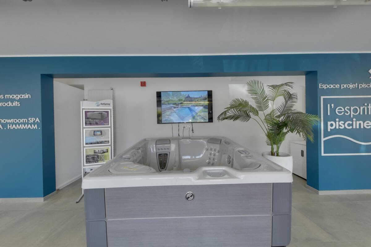 Entrance of the Piscines & Spas 35 showroom in La Mézière