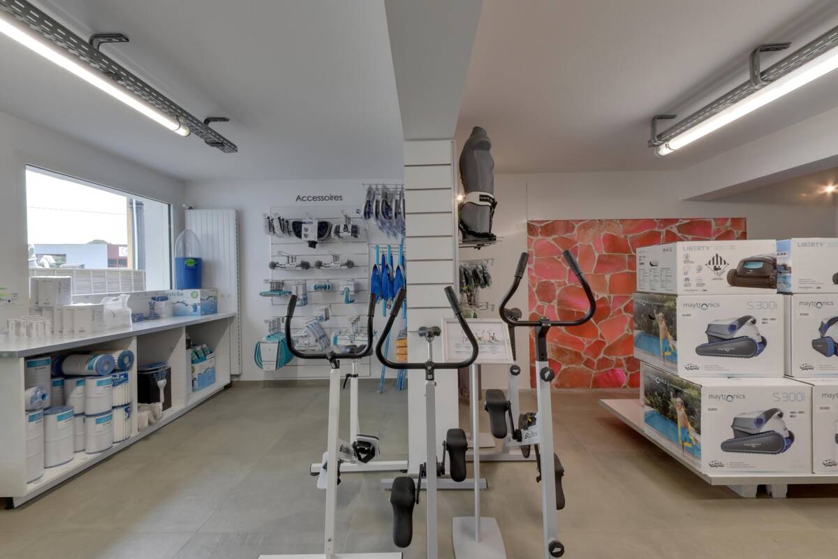 Access to the Piscines & Spas 35 shop and showroom, ZA la Montgervalaise