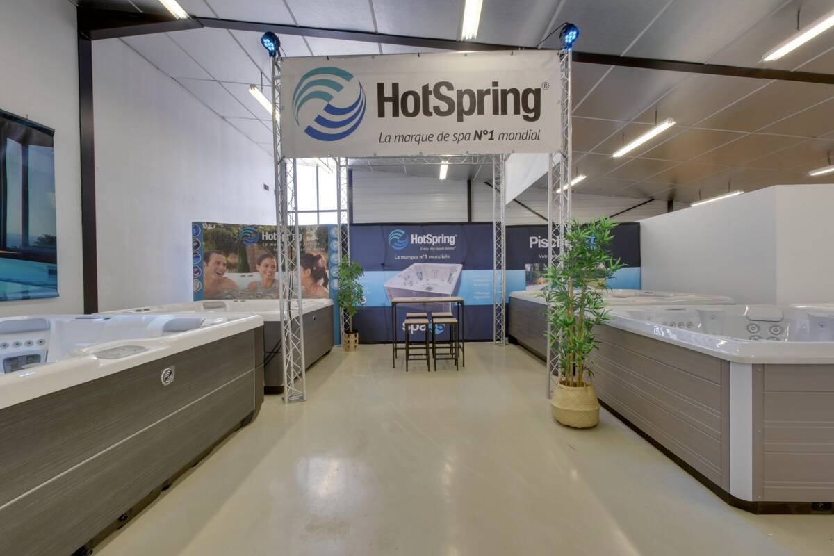 Upper floor of the Piscines & Spas 35 showroom in La Mézière